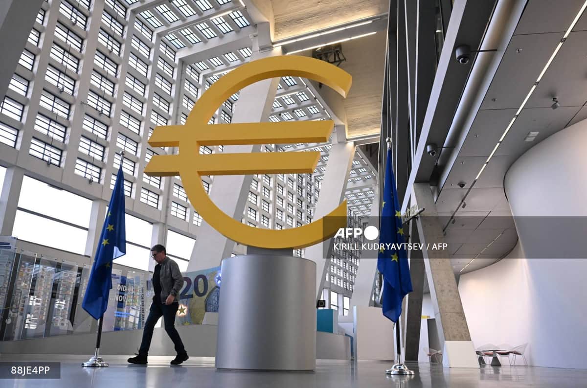 Le symbole de l'euro dans le hall du centre des visiteurs de la BCE, à Francfort