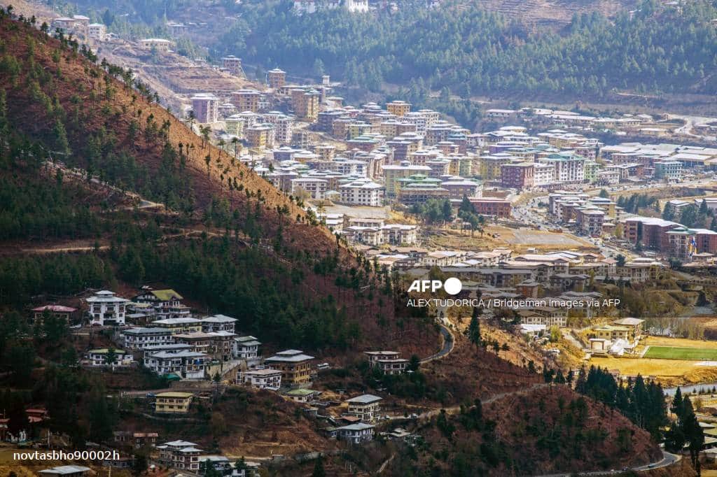 Vue de la ville de Thimphou, capitale du Bhoutan, dans une vallée de l'Himalaya