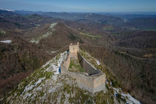 Vue aérienne du château de Montségur perché sur son piton rocheux en Ariège