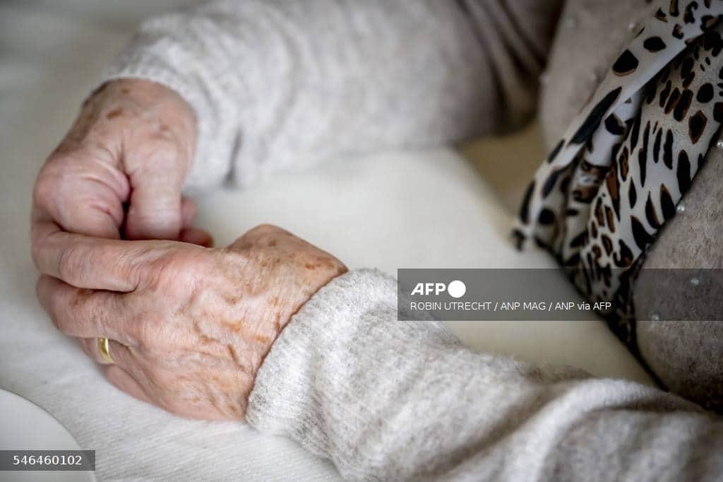 Les mains d'une personne âgée, public le plus exposé au coup de chaleur.