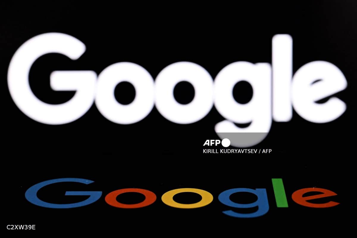 Deux logos de Google superposés sur fond noir
