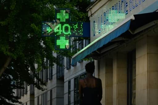 Croix de pharmacie affichant 40 degrés dans une rue de Bordeaux pendant la canicule