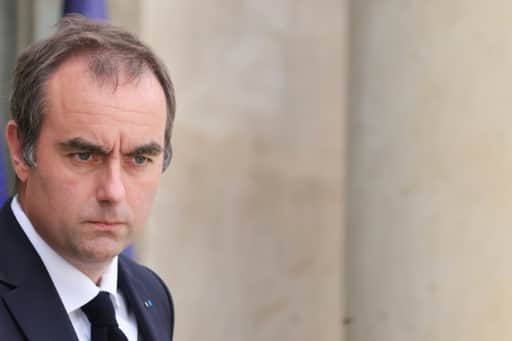 Sébastien Lecornu, visage grave, devant les colonnes du palais de l'Élysée