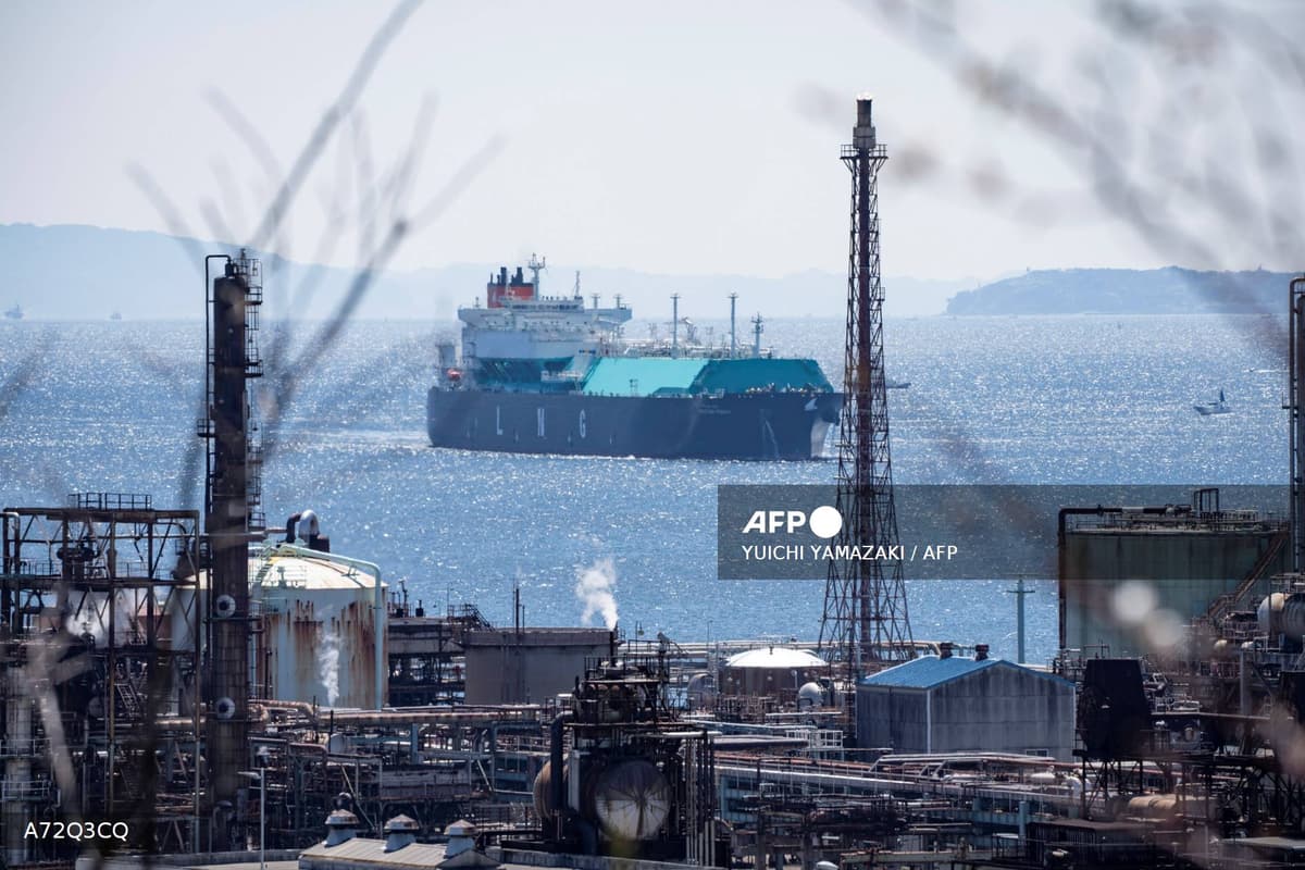 Un méthanier LNG au large d’une raffinerie, symbole de la dépendance énergétique mondiale au détroit d’Ormuz