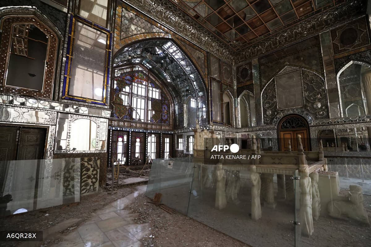 La salle des miroirs endommagée du palais Golestan à Téhéran, site UNESCO, après les frappes d'avril 2026