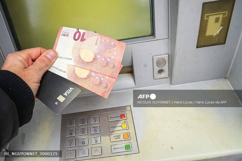 Billets et documents bancaires illustrant la sécurité de l'épargne des Français en temps de crise