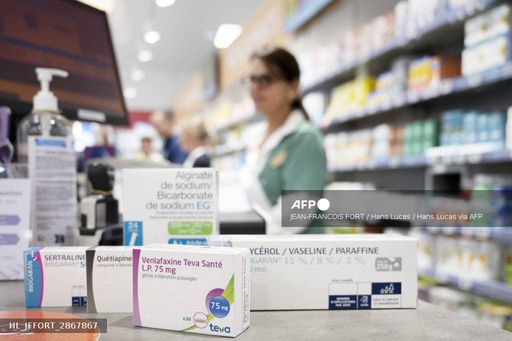 Boites d antidepresseurs et anxiolytiques sur une etagere de pharmacie en France