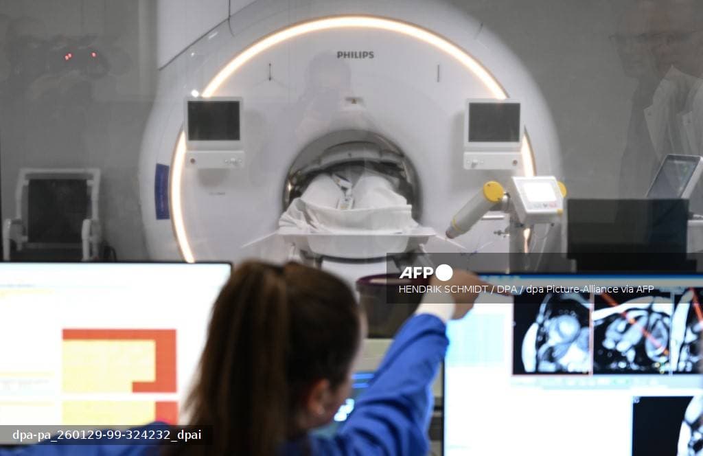 Appareil IRM Philips dans un hopital avec une technicienne aux commandes