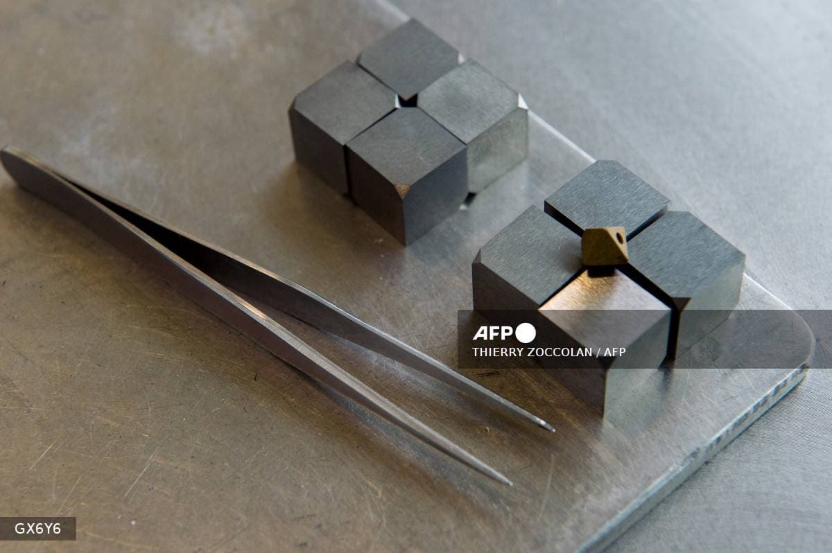 Pieces en carbure de tungstene sur un etabli industriel, metal critique dont le prix a triple