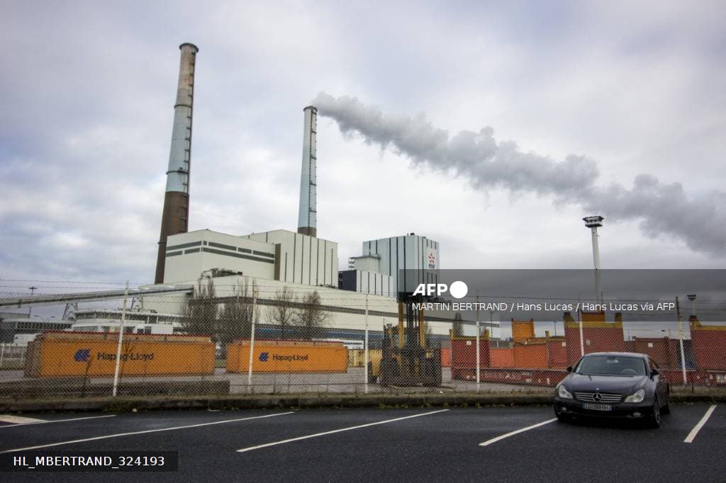 Complexe industriel chimique avec cheminée fumante et conteneurs au Havre